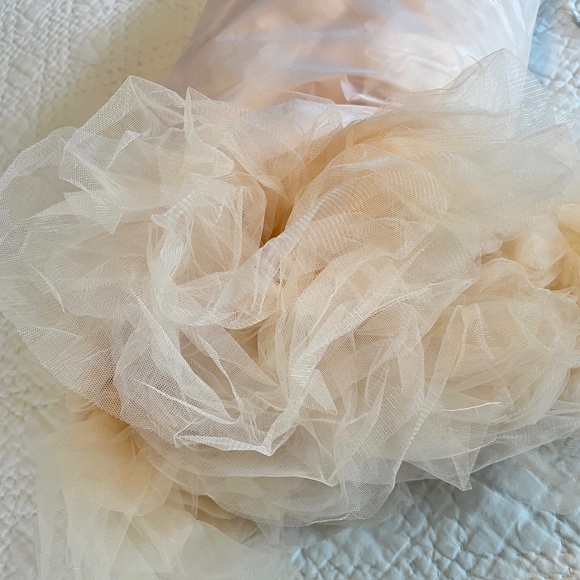 Tulle Maternity Photoshoot Gown - Champagne - Picture 7 of 9